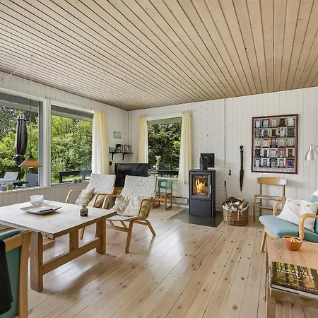 Awesome In With 2 Bedrooms And Internet